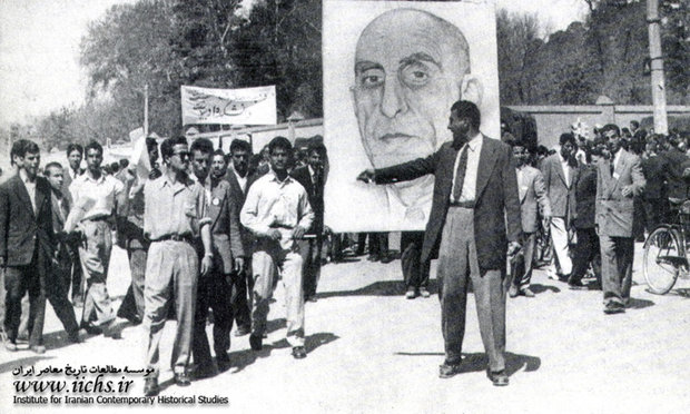 راهپیمایی از یکی از اجتماعات روز ۳۰ تیر در تهران. احمد سمیعی فعال سیاسی وقت، در صف اول این گروه دیده می‌شود 